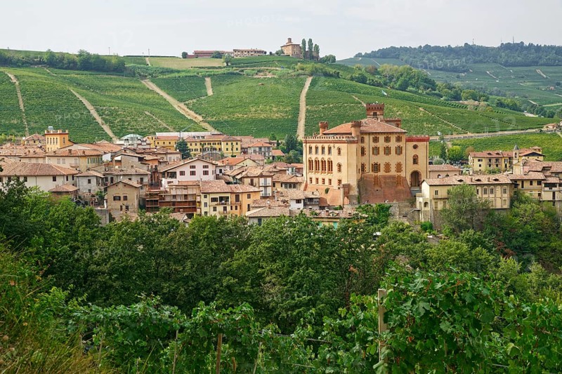 The town of Barolo with its castle, Castello di Barolo, seat of the Enoteca Barolo, province of Cuneo, Langhe, Piedmont, Italy, UNESCO World Heritage Site, Europe