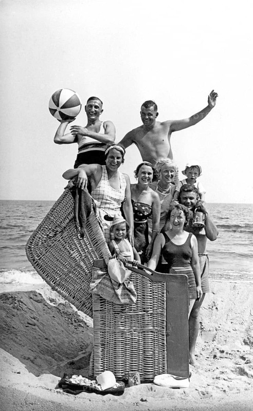 Bathing group on the beach, funny, laughing, 9 in a beach chair, summer holidays, holiday, joie de vivre, about 1930s, Baltic Sea, Rügen, Mecklenburg-Western Pomerania, Germany, Europe