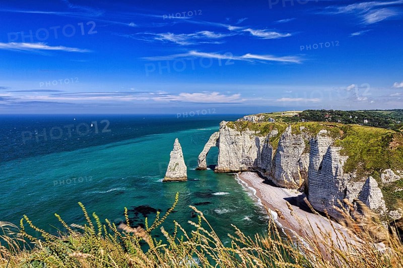 View from above of striking chalk cliffs, rock arch Porte dAval and rock needle Aiguille, Etretat, Étretat, Alabaster Coast, English Channel, Seine-Maritime, Normandy, France, Europe