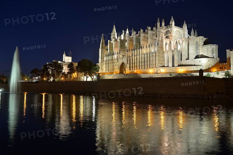 La Seu Cathedral, Palma Cathedral, at dusk, Palma, Majorca, Balearic Islands, Spain, Europe