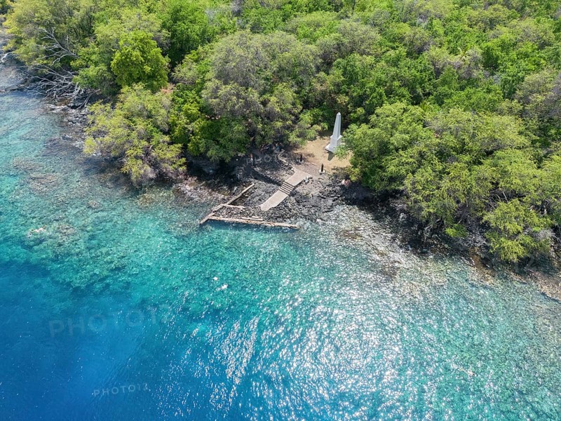 Aerial view of the Captain James Cook Monument, Captain Cook Monument Trail, Kealakekua Bay State Historical Park, Big Island, Hawaii, USA, North America