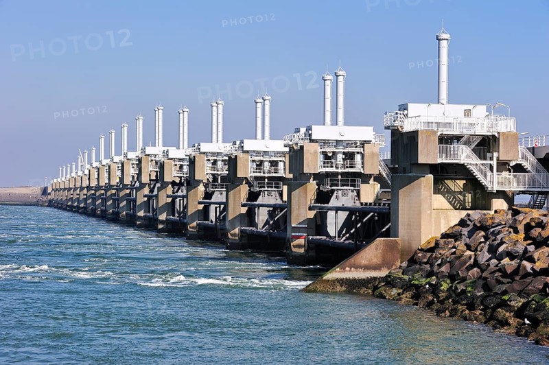 Storm surge barrier, Oosterscheldekering, storm surge barrier of the Oosterschelde at Neeltje Jans, part of the Delta Works, which regulate the enormous tidal currents and harness the spring tides. The Netherlands
