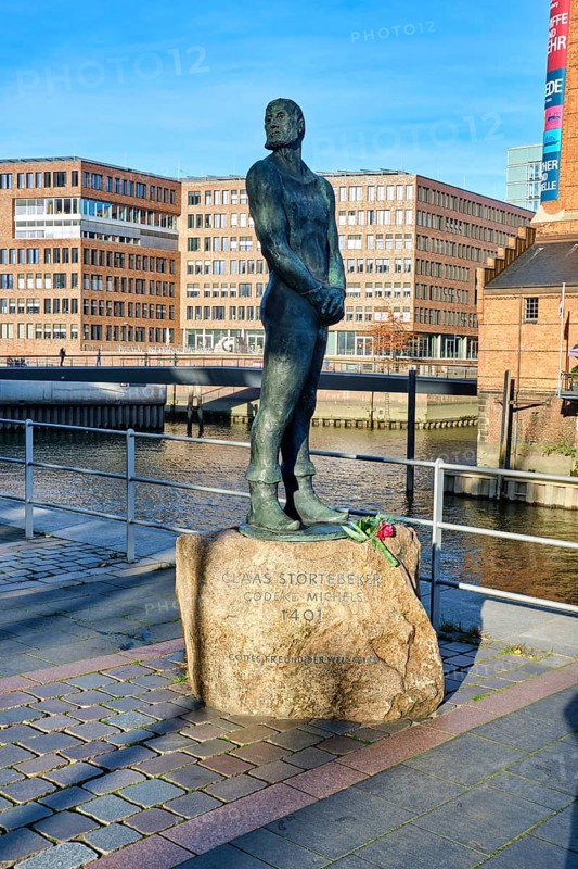 Störtebeker Monument, bronze statue of the pirate Klaus Störtebeker by Hansjörg Wagner, Hafencity, Hamburg, Land Hamburg, Germany, Europe