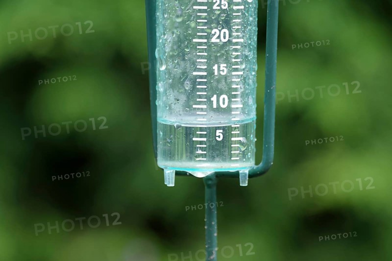 Rain gauge, vessel, scale, precipitation, rain, measure, display, water, weather, A rain gauge filled with rainwater up to 7 mm
