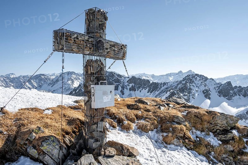 Summit cross at the summit of the Mitterzeigerkogel in winter, Sellraintal, Kühtai, Tyrol, Austria, Europe