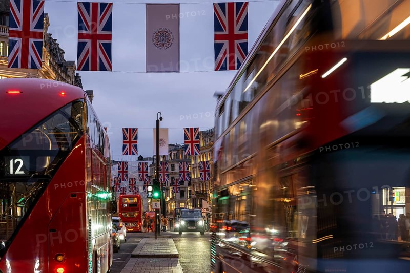 Red double-decker buses, English flags, evening mood, Oxford Circus, London, London region, England, Great Britain