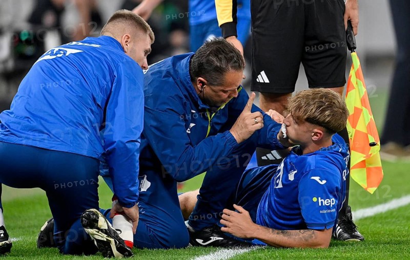 Tim Drexler TSG 1899 Hoffenheim (04) head injury, injured, injury, carer, test with finger, MHPArena, MHP Arena Stuttgart, Baden-Württemberg, Germany, Europe