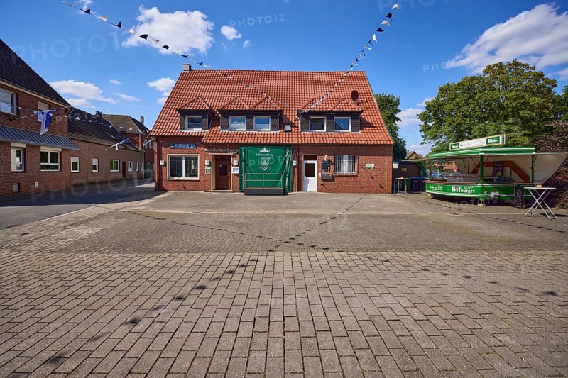 Old inn Kentrup and beer wagon with decorated fairground for the shooting festival in Buldern, Dülmen, Münsterland, Coesfeld district, North Rhine-Westphalia, Germany, Europe