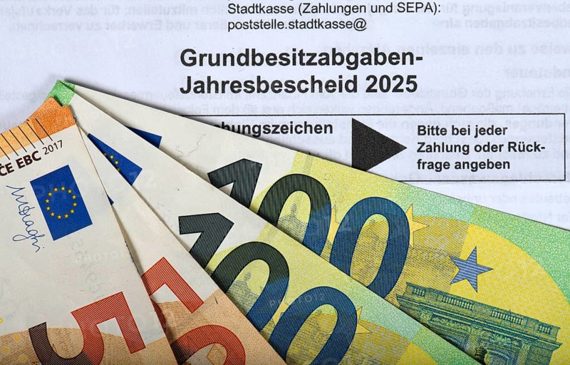 Property tax annual tax assessment 2025, symbolic image property tax reform, property tax, assessment, reform, tax assessment, tax office, banknotes, banknotes, EURO, Baden-Württemberg, Germany, Europe