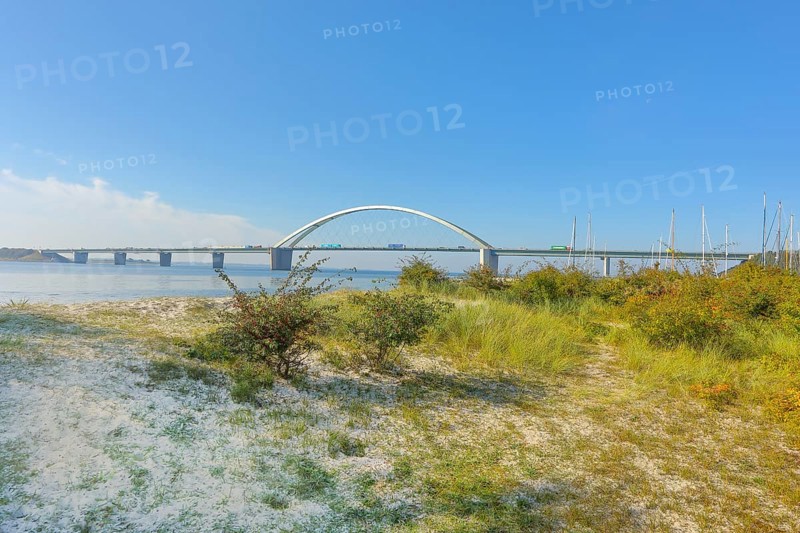 Beach in front of Fehmarnsund Bridge, connects the island of Fehmarn in the Baltic Sea with the mainland near Großenbrode Fehmarn Island, Großenbrode Weststrand Ostholstein, Schleswig-Holstein, Germany, Europe