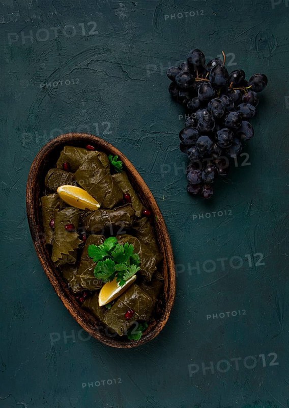 Dolma (Tolma) gefüllte Röllchen, Hackfleisch mit Reis, in Weinblättern, Draufsicht, ohne Personen, Nahaufnahme