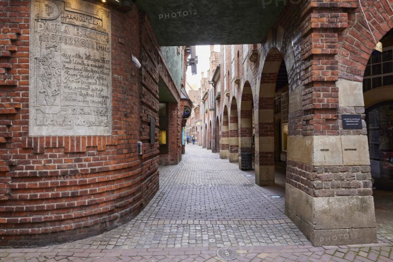 Sign for the artist Paula Modersohn-Becker and brick houses with arcades in the Böttcherstrasse in Bremen, Hanseatic City, State of Bremen, Germany, Europe