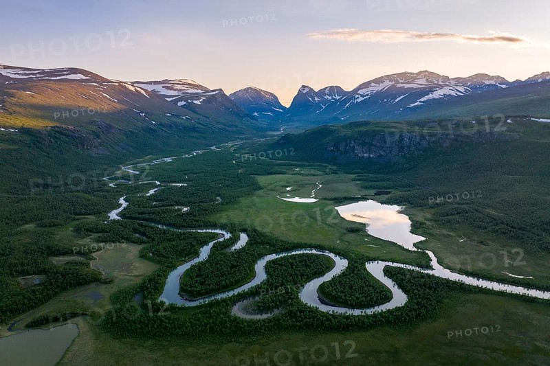 Laddjujohka River, Kebnekaise Massif in the background, Nikkaluokta, Lapland, Sweden, Europe