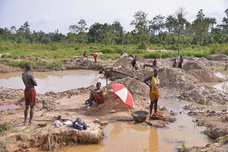 Diamond hunters searching for diamonds with sieves and shovels in a mine, near Koidu, Koidu-Sefadu, Kono District, Eastern Province, Sierra Leone, Africa