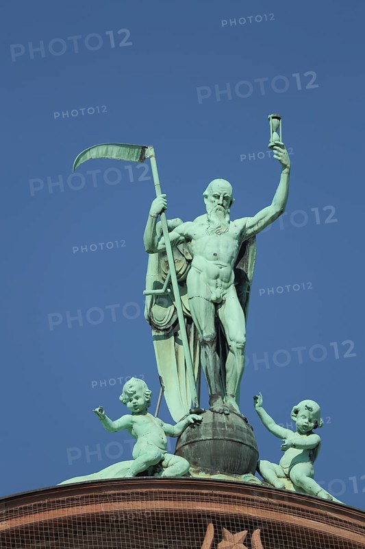 Sculptures Figures Chronos with sickle and putti, Greek, mythology, on the roof at Senckenberg Naturmuseum, Senckenbergmuseum, Museum, Westend, Main, Frankfurt, Hesse, Germany, Europe
