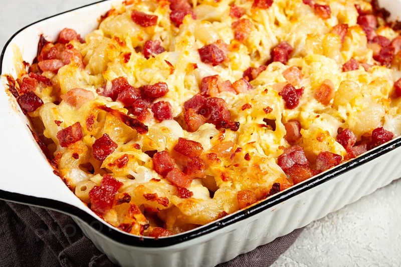 Macaroni with cheese and bacon, baked, homemade, no people