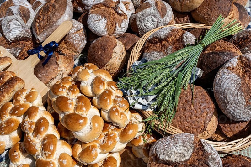 Various types of bread, loaves, farmhouse bread, yeast plait with decoration, Baden-Württemberg, Germany, Europe