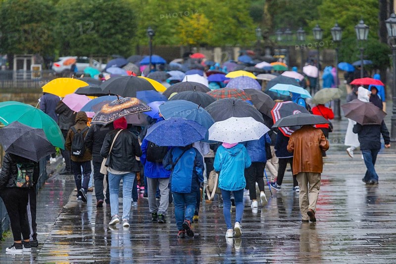 Tourists with umbrellas on the Brühl's Terrace in Dresden, continuous rain in Dresden, Dresden, Saxony, Germany, Europe