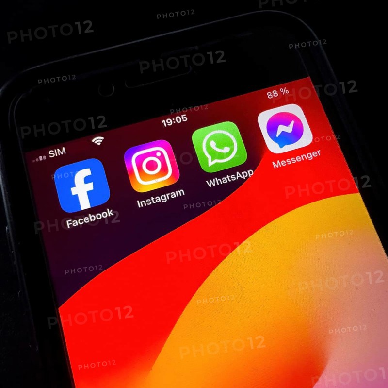 Apps programmes icons for software from Meta group from founder CEO Mark Zuckerberg for chat chats in social media contacts on the internet with on display of smart device smartphone mobile phone phone iPhone IOS for social media from left Facebook Instagram WhatsApp Messenger, international
