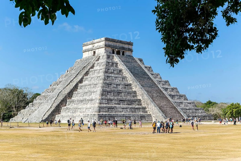 Temple Of Kukulkan El Castillo pyramid, Chichen Itzá Mayan ruins, Yucatan, Mexico, Central America
