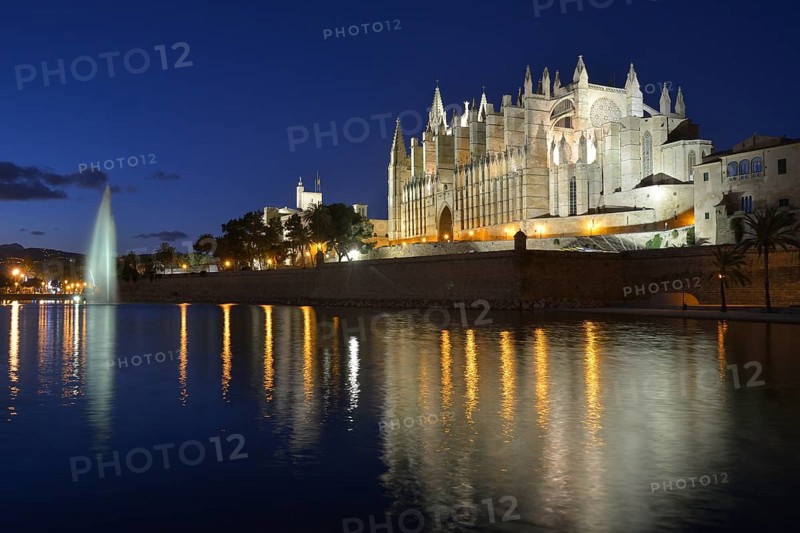 La Seu Cathedral, Palma Cathedral, at dusk, Palma, Majorca, Balearic Islands, Spain, Europe