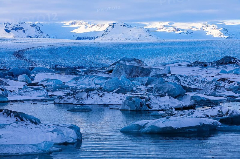 Snow-covered icebergs in the glacier lagoon Jökullsarlon, Breidamerkurjökull in the background, Sudurland, Iceland, Europe
