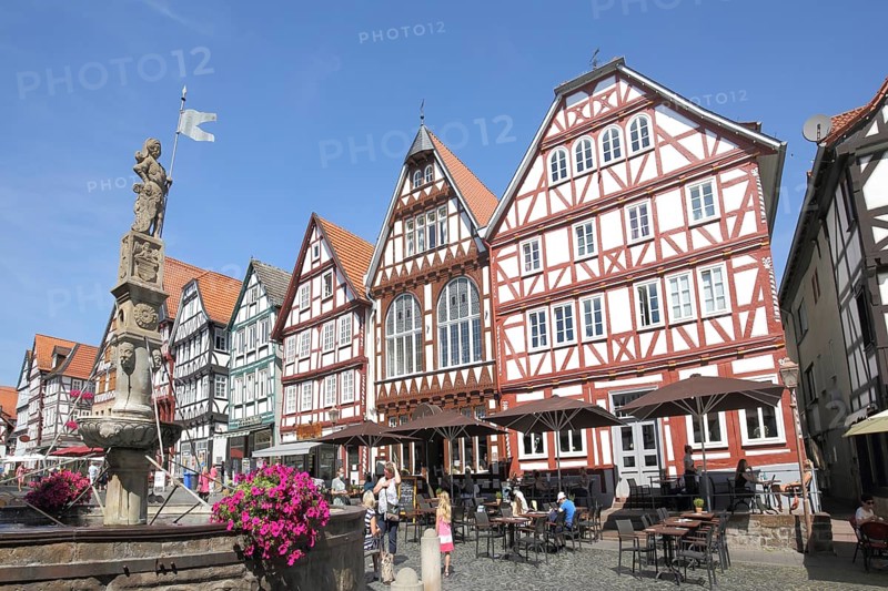 Half-timbered houses with market fountain, Rolandsbrunnen, market square, Fritzlar, Hesse, Germany, Europe
