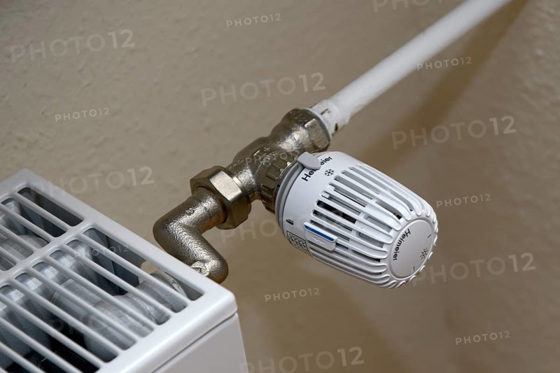 Thermostat of heating is switched off set to lowest frost-proof level, minimum setting of heating thermostat, Germany, Europe