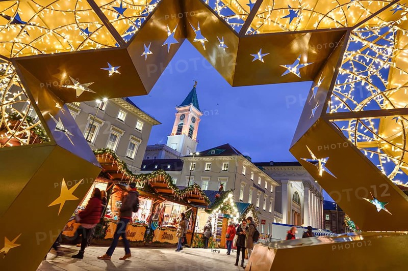 View through the big star at the Christmas market, blue hour, blue hour, market place, Karlsruhe, Baden-Württemberg, Germany, Europe