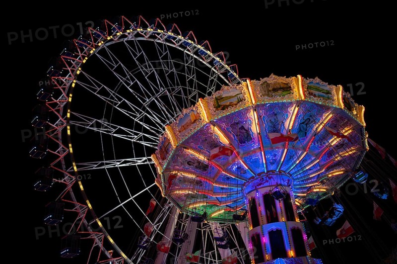Night shot, Ferris wheel, Europa Rad, chain carousel, Cannstatter Wellenflug, rides, movement, movement effect, Cannstatter Wasen, folk festival, Bad Cannstatt, Stuttgart, Baden-Württemberg, Germany, Europe