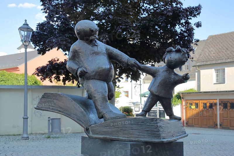 Sculpture Father and Son by Erik Seidel 1995, book, in, on, open, open, figures, two, bronze, gesture, gesture, grey, standing, hold, stretch, hands, arms, together, lead, protect, standing, Plauen, Vogtland, Saxony, Germany, Europe