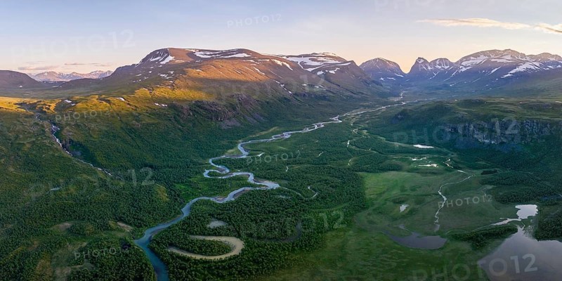 Laddjujohka River, Kebnekaise Massif in the background, Nikkaluokta, Lapland, Sweden, Europe