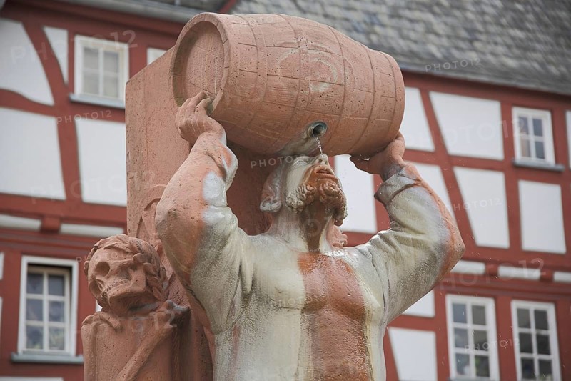 Drunkard fountain, Hattstein fountain with robber baron Friedrich von Hattstein and wine barrel, skull, drink, booze, lift, detail, roach, old town, Limburg, Hesse, Germany, Europe