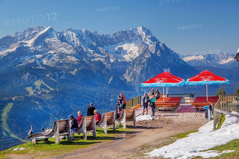 Sun loungers on the Wank 1780m with Zugspitzgruppe 2962m, Garmisch-Partenkirchen, Loisachtal, Werdenfelser Land, Upper Bavaria, Bavaria, Germany, Europe
