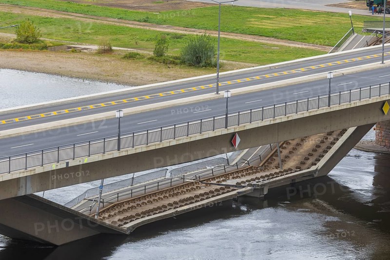 In the early hours of the morning, a section of the Carola Bridge collapsed for unknown reasons. Over a length of around 100 metres, the section on which the trams normally run has collapsed into the Elbe. The area is cordoned off, partial collapse of the Carola Bridge in Dresden, further bridge sections are in acute danger of collapsing, Dresden, Saxony, Germany, Europe