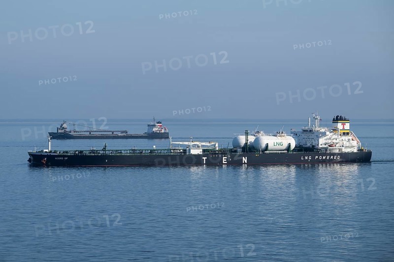 Crude oil tanker Njord DF, 250m length, 44m height, flag Greece, Baltic Sea