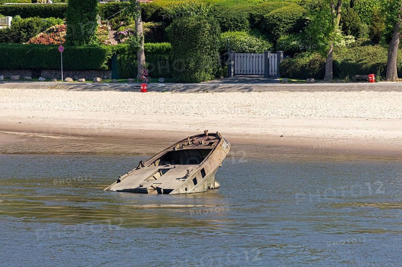 Beach, shipwreck MS Uwe, Falkensteiner Ufer, Elbe, Hamburg, Germany, Europe