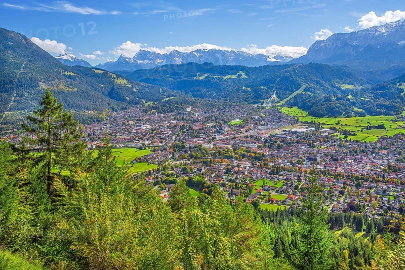 Site overview with Karwendel and Wetterstein mountains, Garmisch-Partenkirchen, Loisachtal, Werdenfelser Land, Upper Bavaria, Bavaria, Germany, Europe