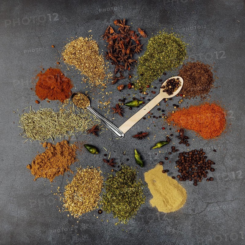 Spices, Clock, aniseed (Pimpinella anisum), black pepper (Piper nigrum), Paprika (Capsicum), common thyme (Thymus vulgaris), Parsley (Petroselinum crispum), Oregano (Origanum), Allspice (Pimenta dioica), Coriander (Coriandrum sativum), Food Photography