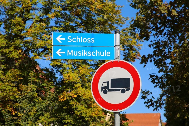 Signpost to Pfullingen castle and music school, traffic sign, traffic sign, lorry ban, ban on heavy goods vehicles, Pfullingen, Baden-Württemberg, Germany, Europe