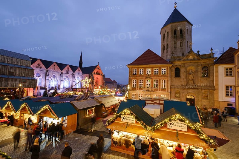 Christmas market stalls at the market, behind St Ulrich's Church and Paderborn Cathedral, blue hour, Paderborn, Westphalia, North Rhine-Westphalia, Germany, Europe