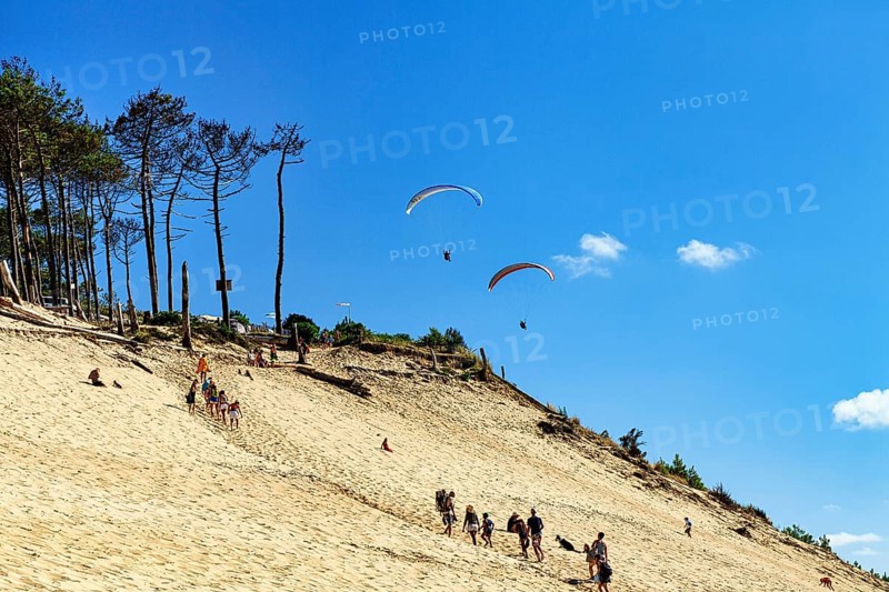 Two paragliders approaching, walkers, tourists on dune, Dune du Pilat, view from below, Arcachon, Gironde, Aquitaine, South of France, France, Europe