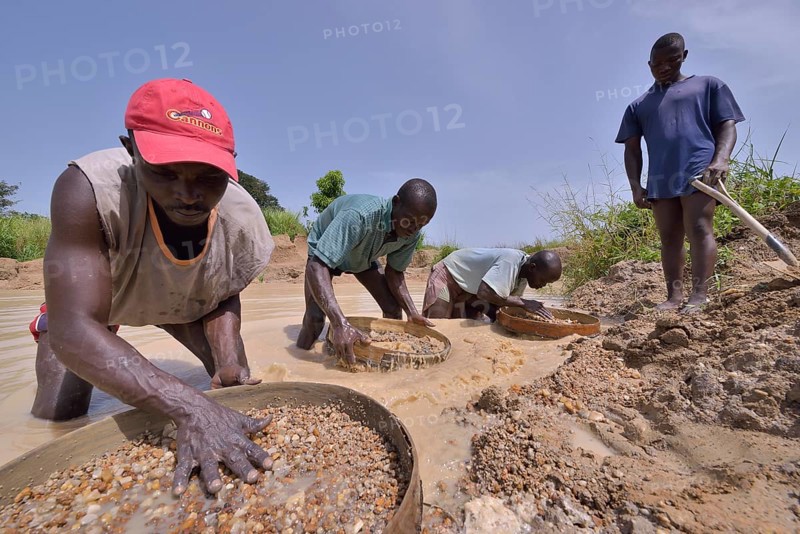 Diamond hunters searching for diamonds in a mine with sieves and shovels, near Koidu, Koidu-Sefadu, Kono District, Eastern Province, Sierra Leone, Africa
