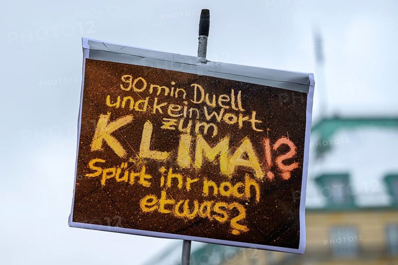 Poster at the Fridays for Future climate strike in front of the Bundestag elections: 90 minutes of dill and not a word about the climate! Can you still feel it? The Hotel Adlon in the background. Berlin, 14.02.2025