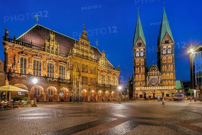 Market square, town hall square with town hall and cathedral in the historic city centre at dusk, Bremen, Land Bremen, Germany UNESCO World Heritage Site
