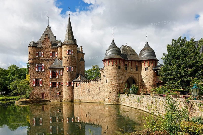 Satzvey Castle, medieval moated castle, Mechernich, Satzvey, Euskirchen district, castle in the Eifel, North Rhine-Westphalia, Germany, Europe