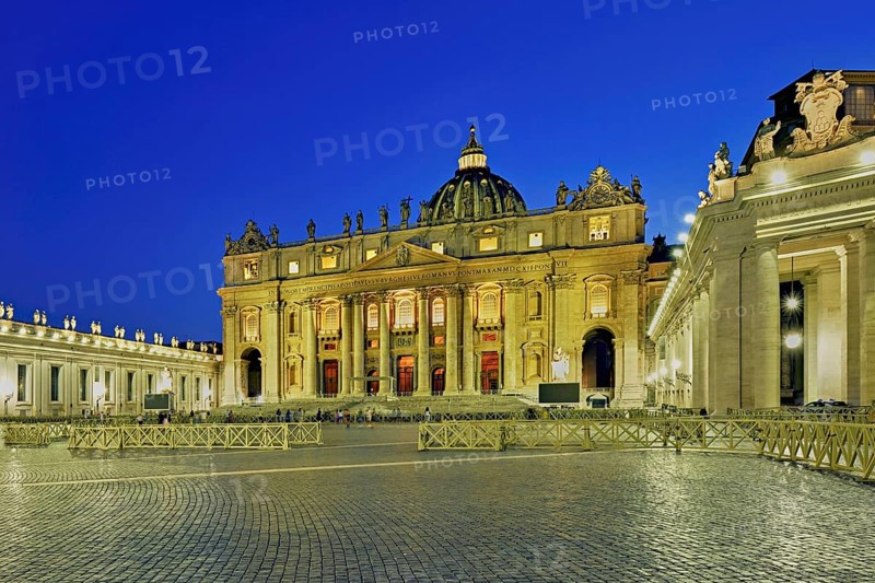 Cathedral, St Peter, St Peter's Basilica, Vatican palaces, St Peter's Square, Vatican at dusk, Rome, Lazio, Italy, Europe