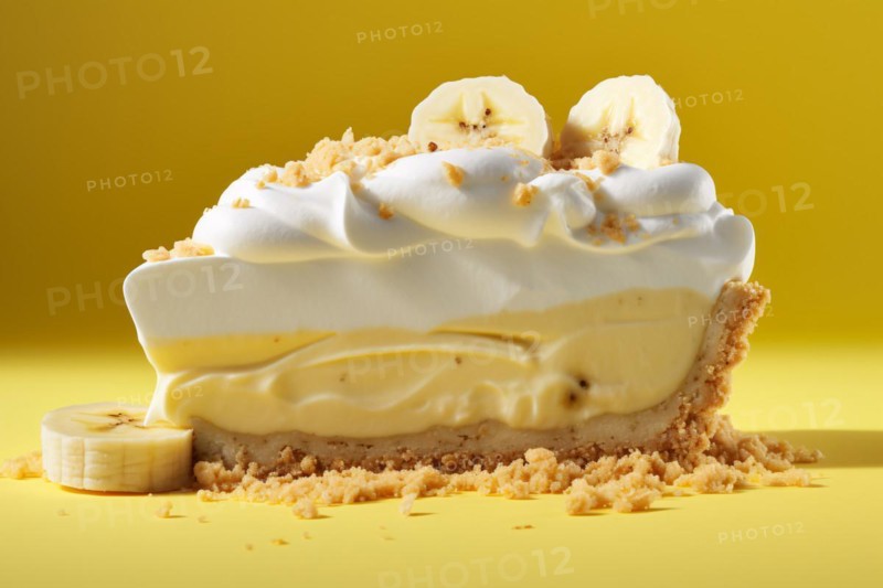 Slice of banana cream pie on yellow background. KI generiert, generiert, AI generated