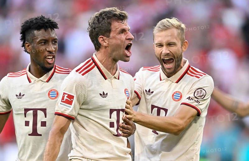 Goal celebration Thomas Thomas Müller FC Bayern München FCB (25) Kingsley Coman FC Bayern München FCB (11) Konrad Laimer FC Bayern München FCB (27) Allianz Arena, Munich, Bavaria, Germany, Europe