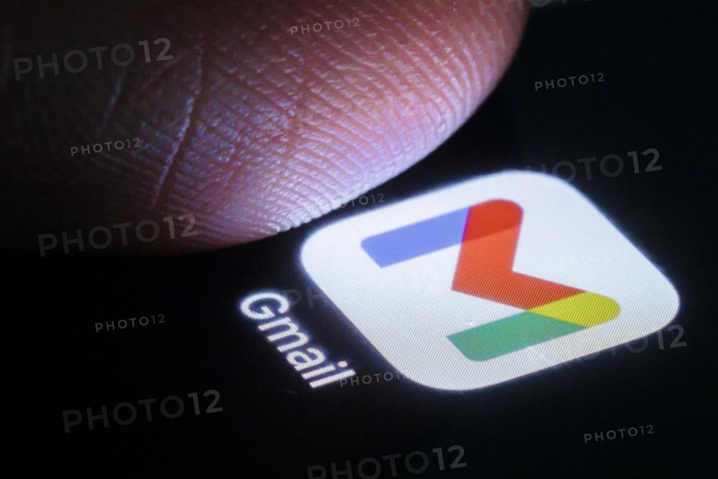 The Gmail app can be seen on your smartphone next to a finger. Berlin, 27.03.2024